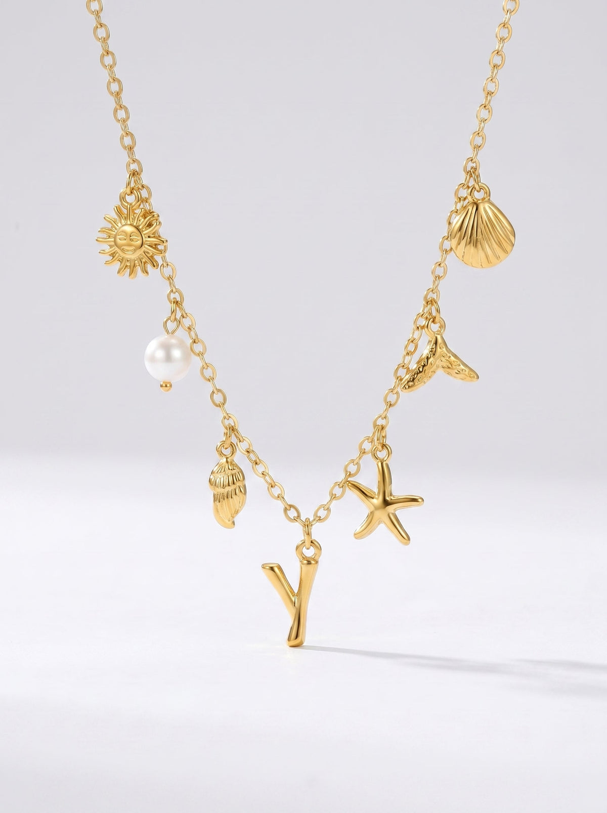 Collar dorado del mar con letra inicial Y, estrella de mar, conchas, perla y colgante de sol.