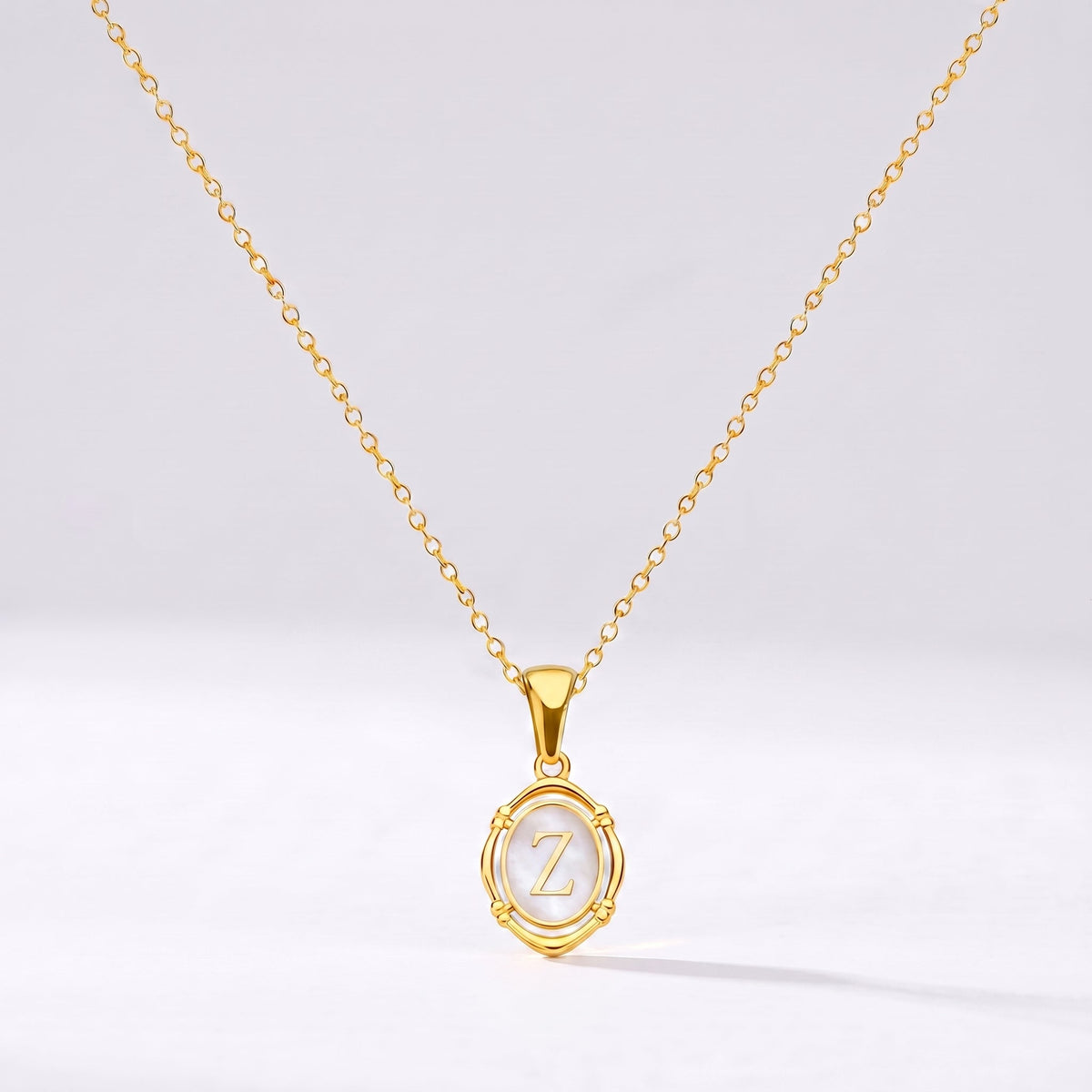 Collar oval con letra personalizada Z dorado