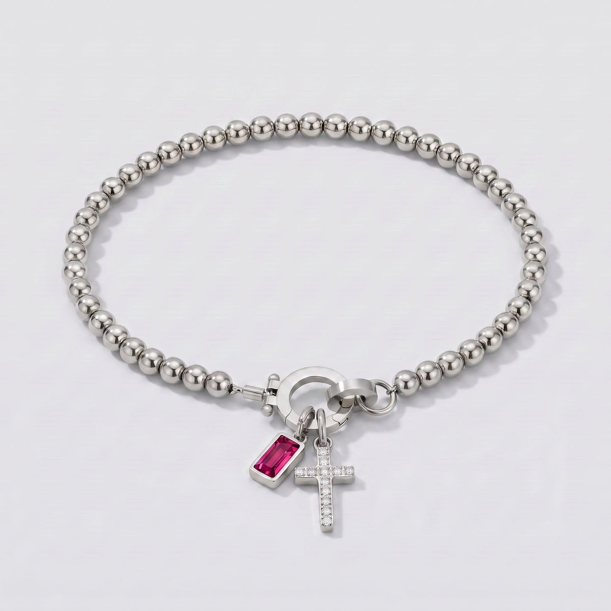 Pulsera plateada de cuentas con cruz y piedra de nacimiento rubí rojo de julio.