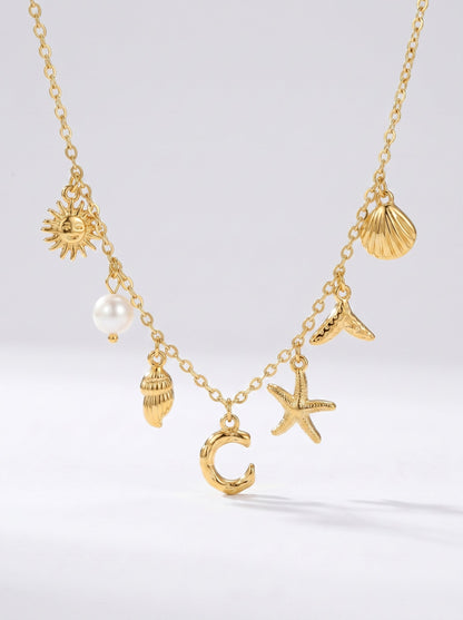 Collar dorado del mar con letra inicial C, estrella de mar, conchas, perla y colgante de sol.