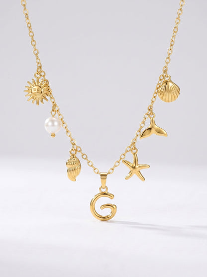 Collar dorado del mar con letra inicial G, estrella de mar, conchas, perla y colgante de sol.