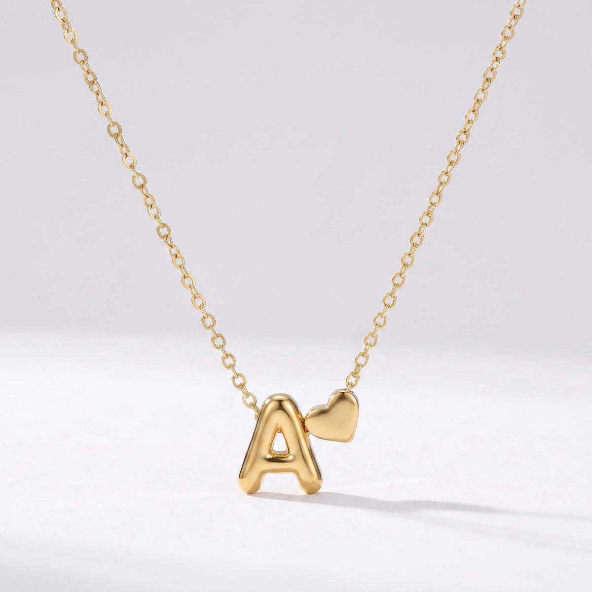 Collar letra A dorado con corazón, collar personalizado femenino en acero inoxidable resistente al agua.