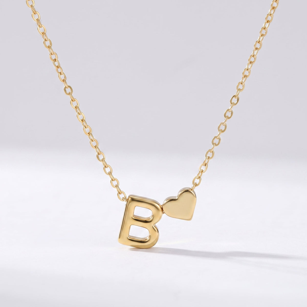 Collar letra B dorado con corazón, collar personalizado femenino en acero inoxidable resistente al agua.
