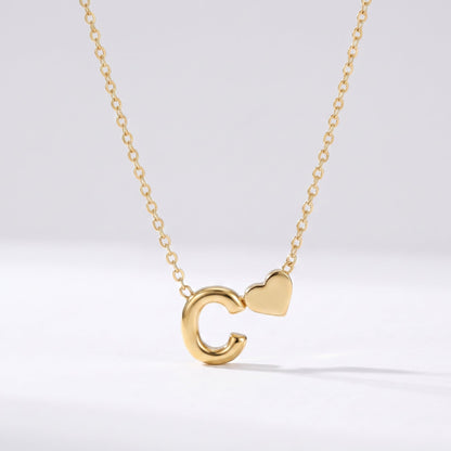Collar letra C dorado con corazón, collar personalizado femenino en acero inoxidable resistente al agua.