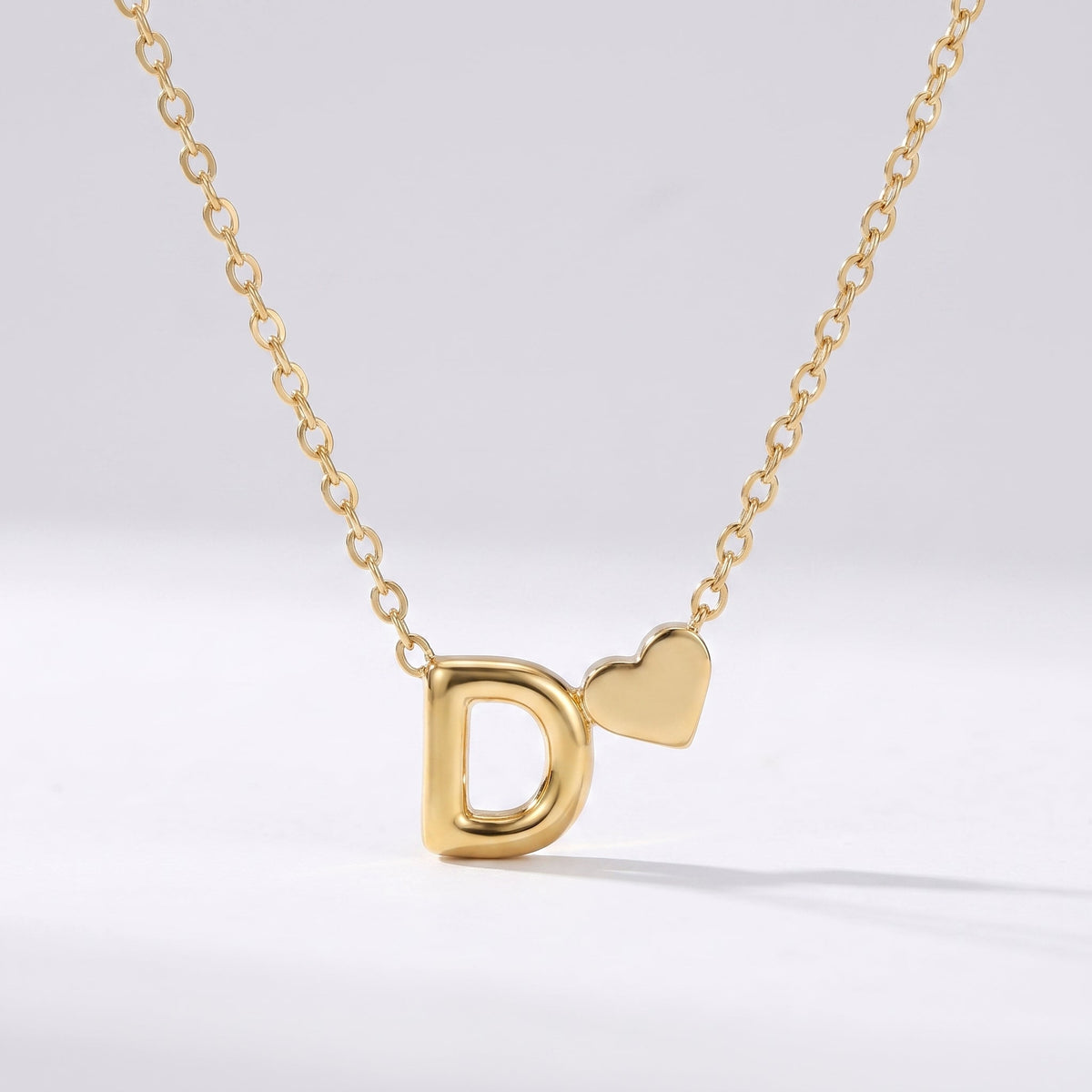 Collar letra D dorado con corazón, collar personalizado femenino en acero inoxidable resistente al agua.