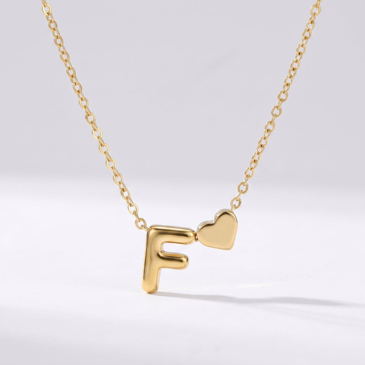 Collar letra F dorado con corazón, collar personalizado femenino en acero inoxidable resistente al agua.