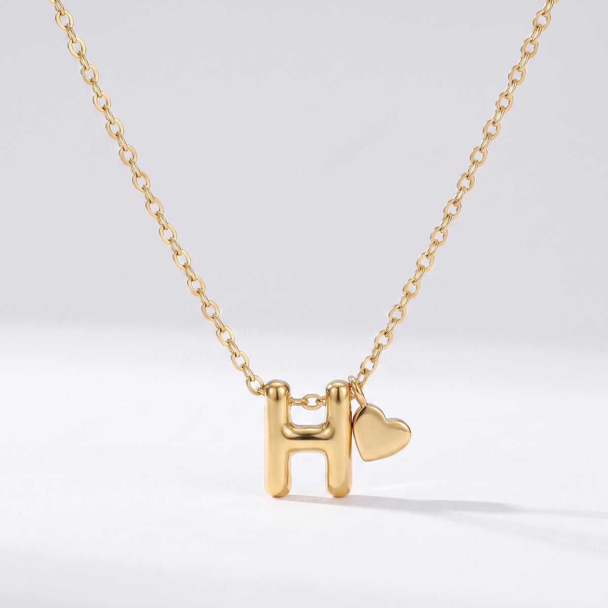 Collar letra H dorado con corazón, collar personalizado femenino en acero inoxidable resistente al agua.