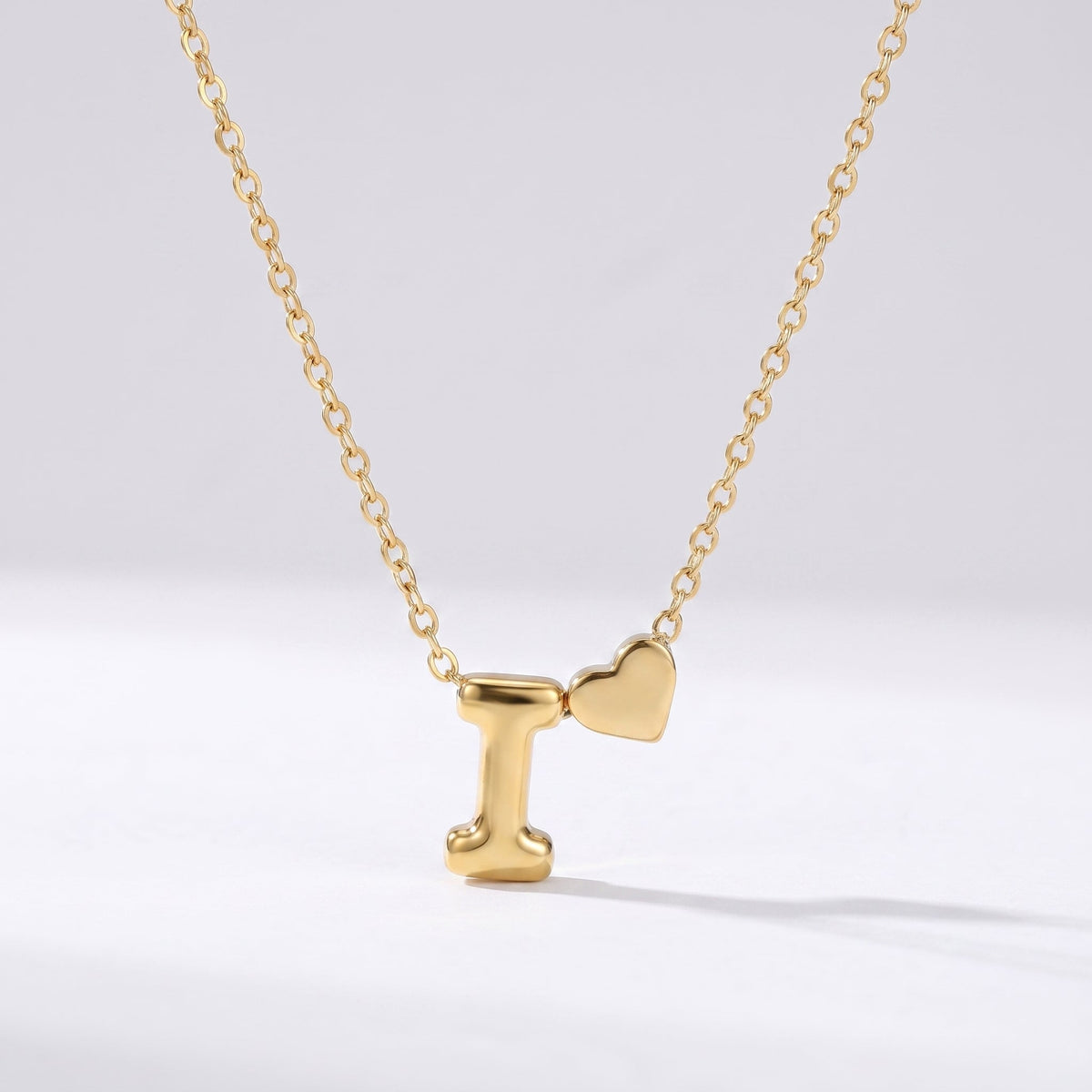 Collar letra I dorado con corazón, collar personalizado femenino en acero inoxidable resistente al agua.