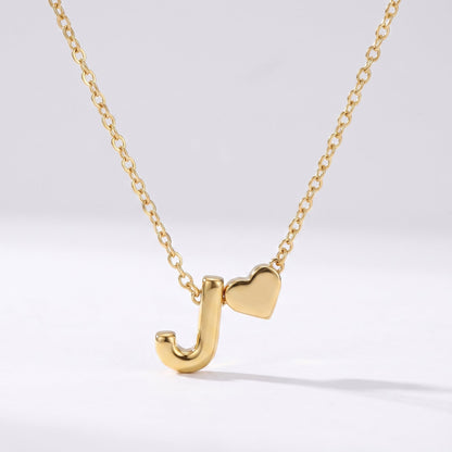 Collar letra J dorado con corazón, collar personalizado femenino en acero inoxidable resistente al agua.