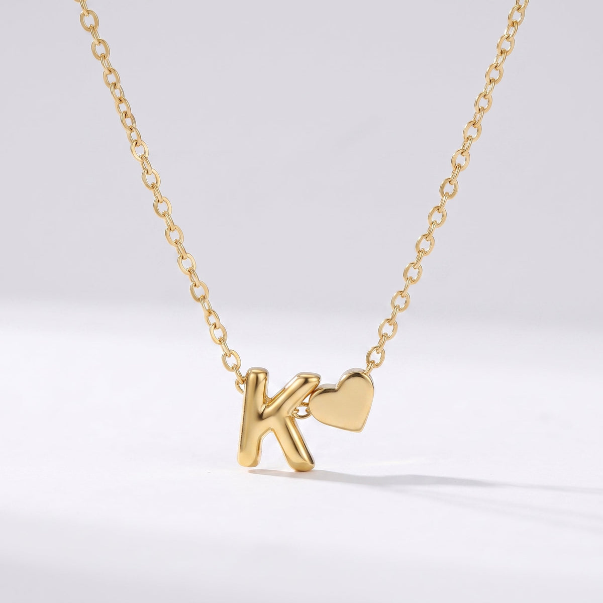 Collar letra K dorado con corazón, collar personalizado femenino en acero inoxidable resistente al agua.