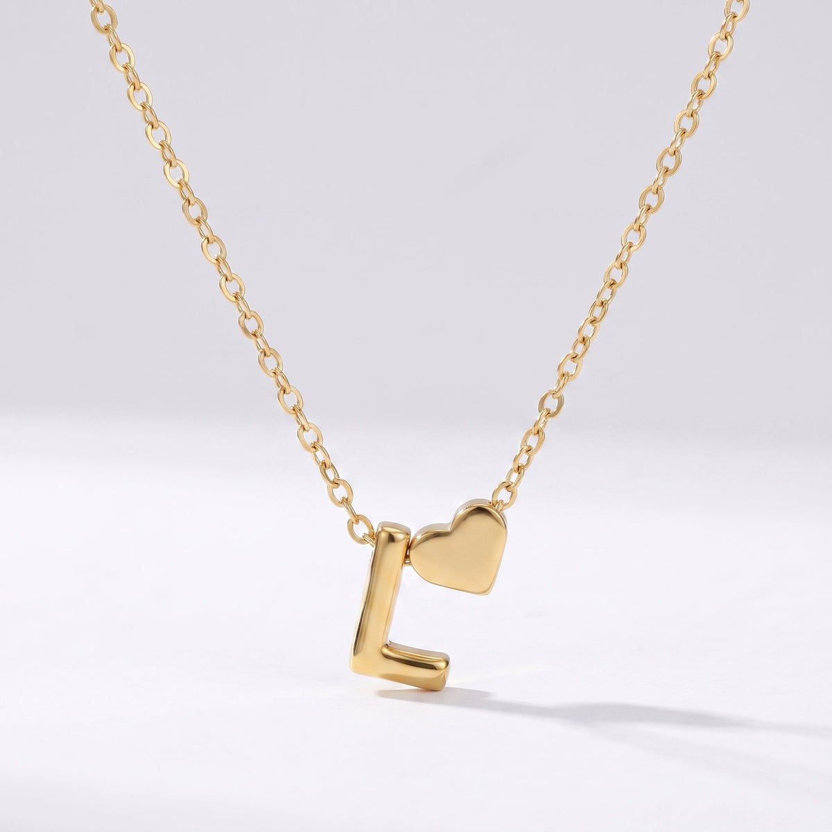 Collar letra L dorado con corazón, collar personalizado femenino en acero inoxidable resistente al agua.