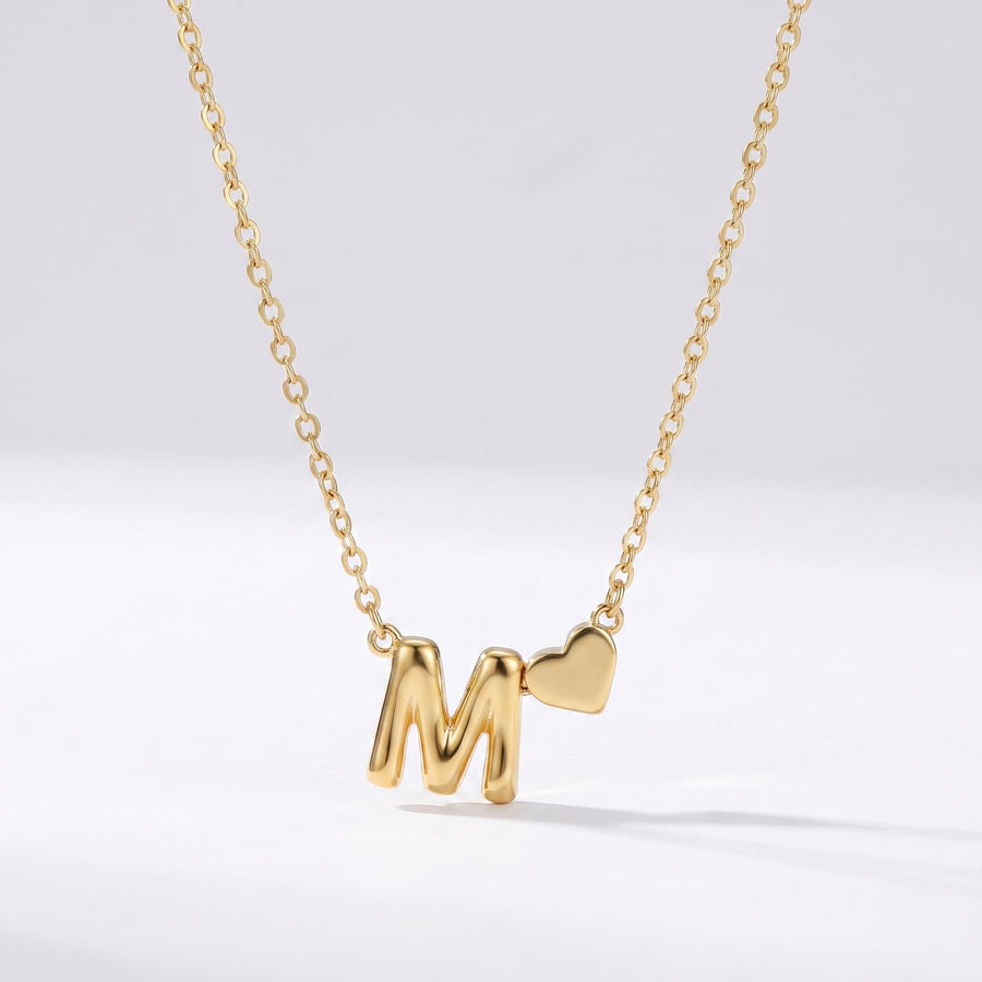 Collar letra M dorado con corazón, collar personalizado femenino en acero inoxidable resistente al agua.
