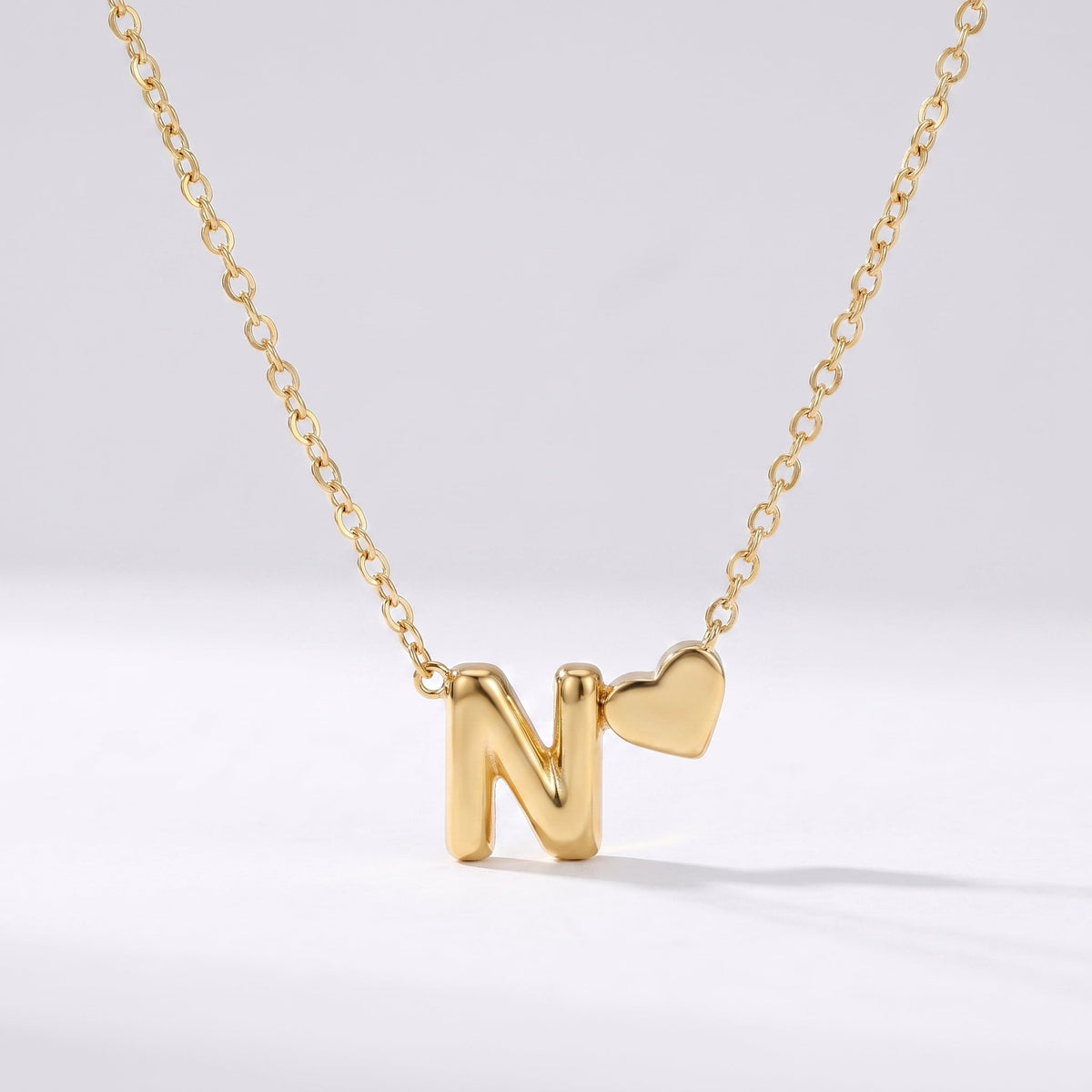 Collar letra N dorado con corazón, collar personalizado femenino en acero inoxidable resistente al agua.
