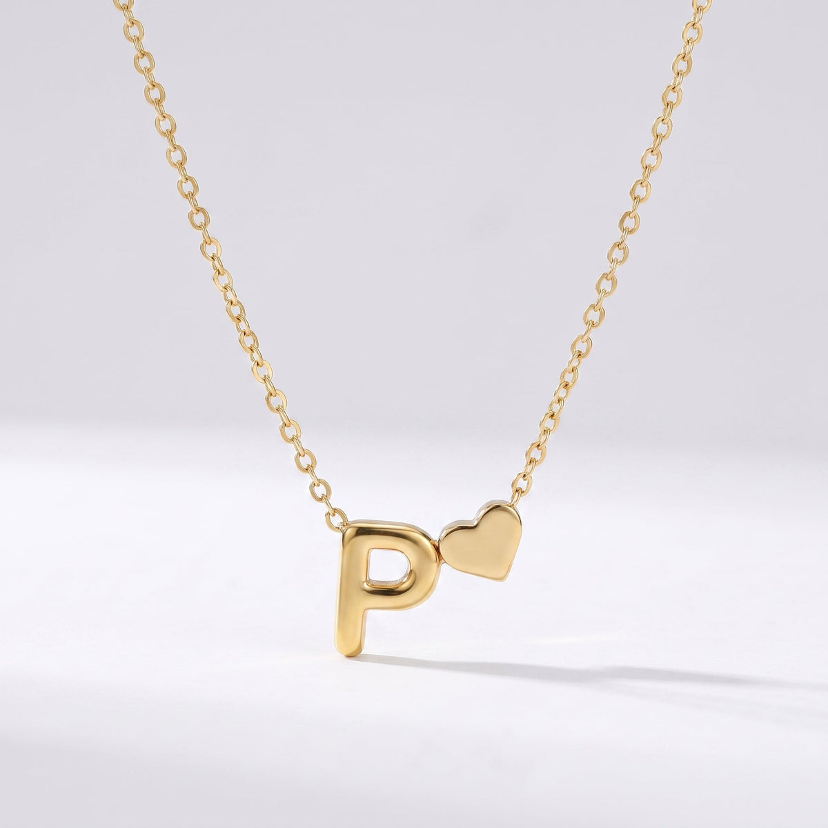 Collar letra P dorado con corazón, collar personalizado femenino en acero inoxidable resistente al agua.
