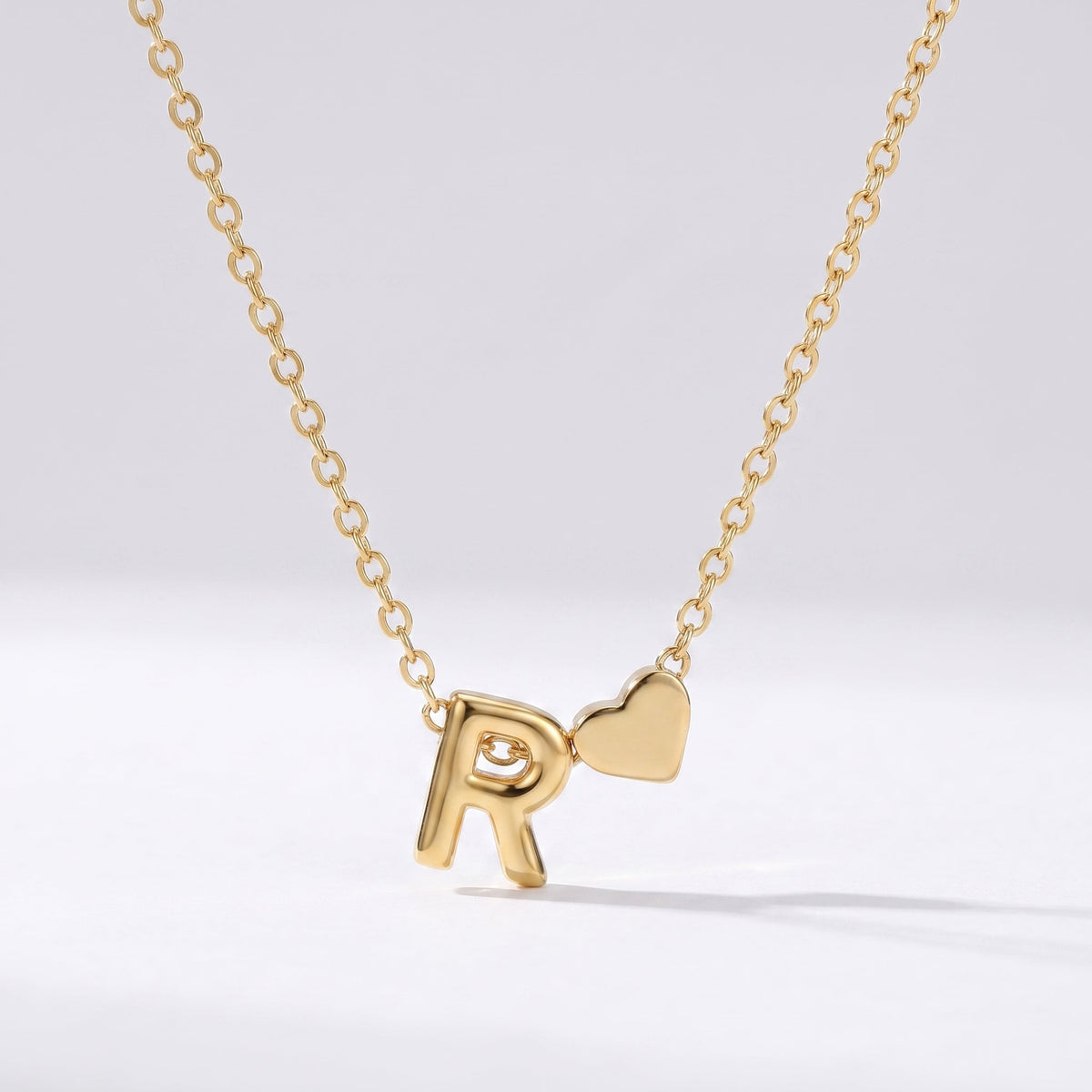 Collar letra R dorado con corazón, collar personalizado femenino en acero inoxidable resistente al agua.