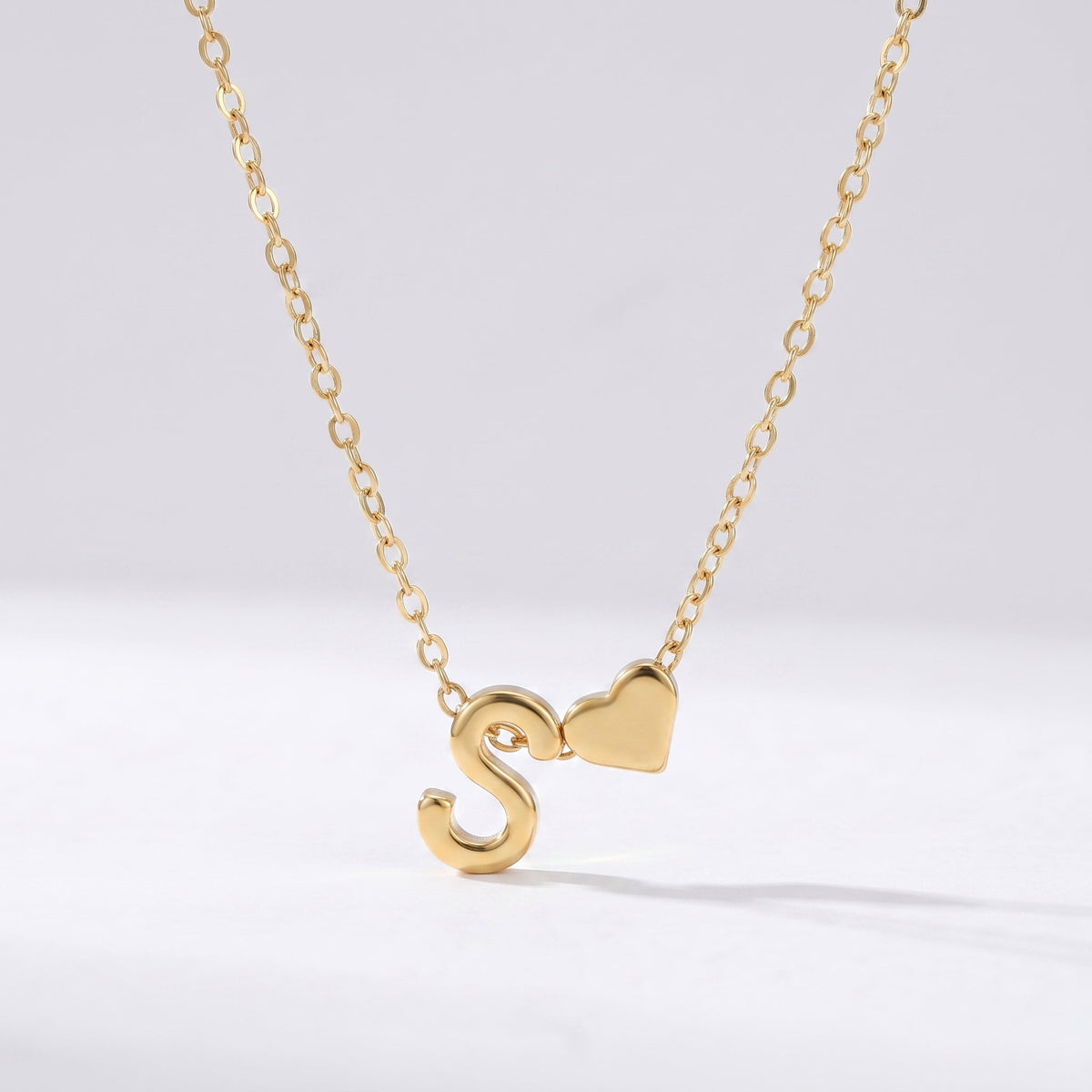 Collar letra S dorado con corazón, collar personalizado femenino en acero inoxidable resistente al agua.