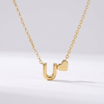 Collar letra U dorado con corazón, collar personalizado femenino en acero inoxidable resistente al agua.