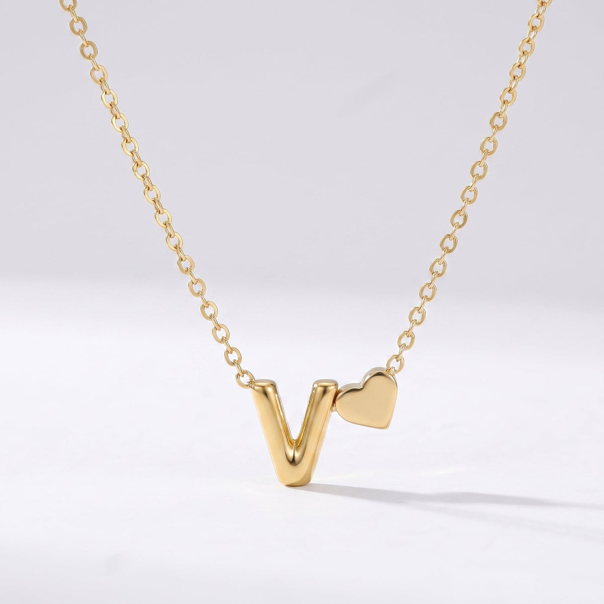 Collar letra V dorado con corazón, collar personalizado femenino en acero inoxidable resistente al agua.