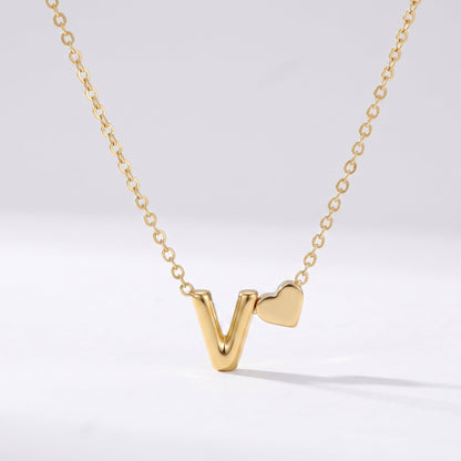 Collar letra V dorado con corazón, collar personalizado femenino en acero inoxidable resistente al agua.