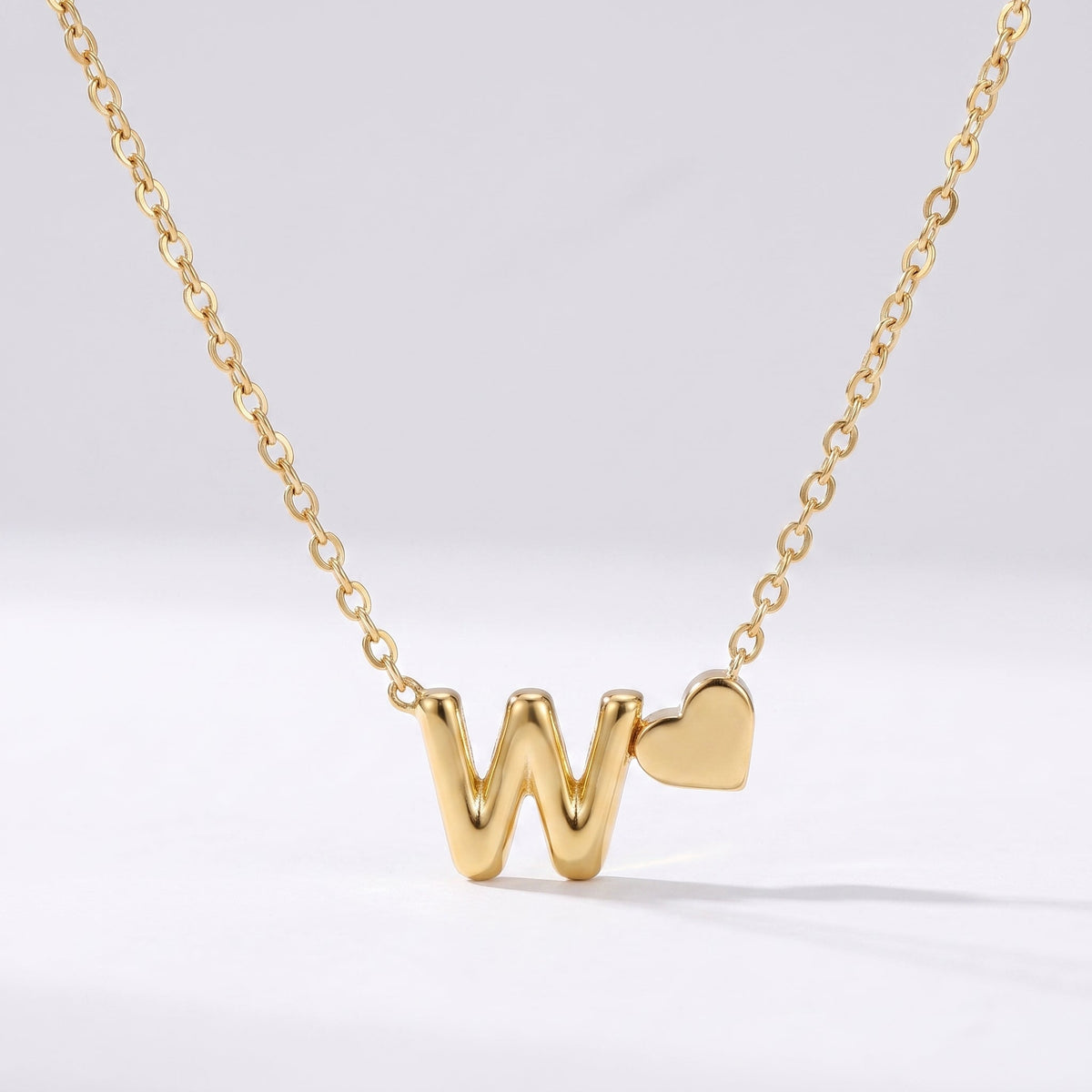 Collar letra W dorado con corazón, collar personalizado femenino en acero inoxidable resistente al agua.