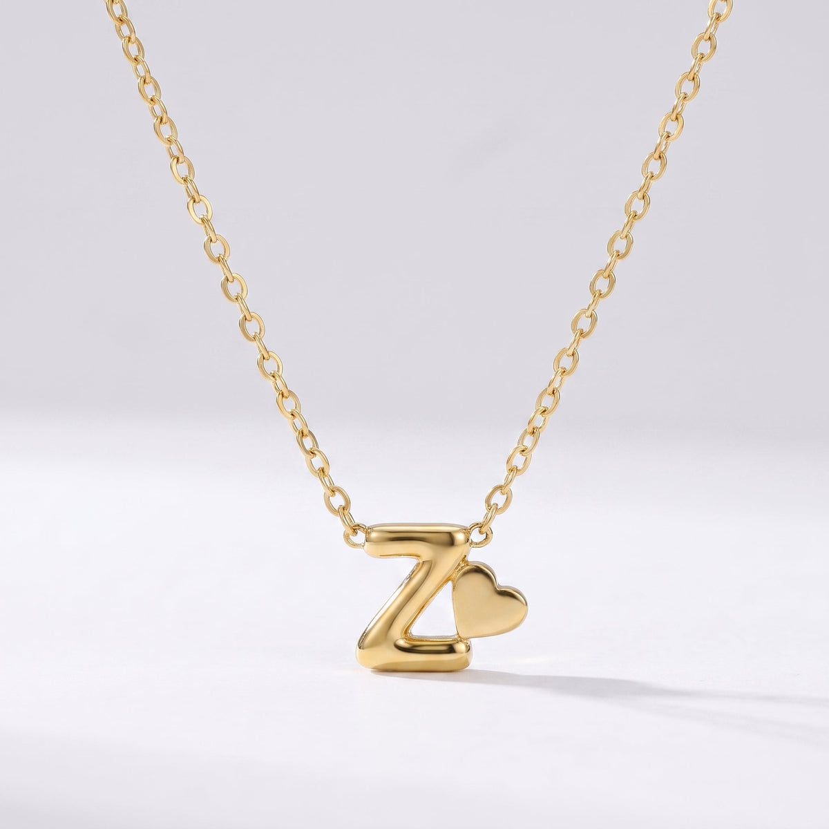 Collar letra Z dorado con corazón, collar personalizado femenino en acero inoxidable resistente al agua.