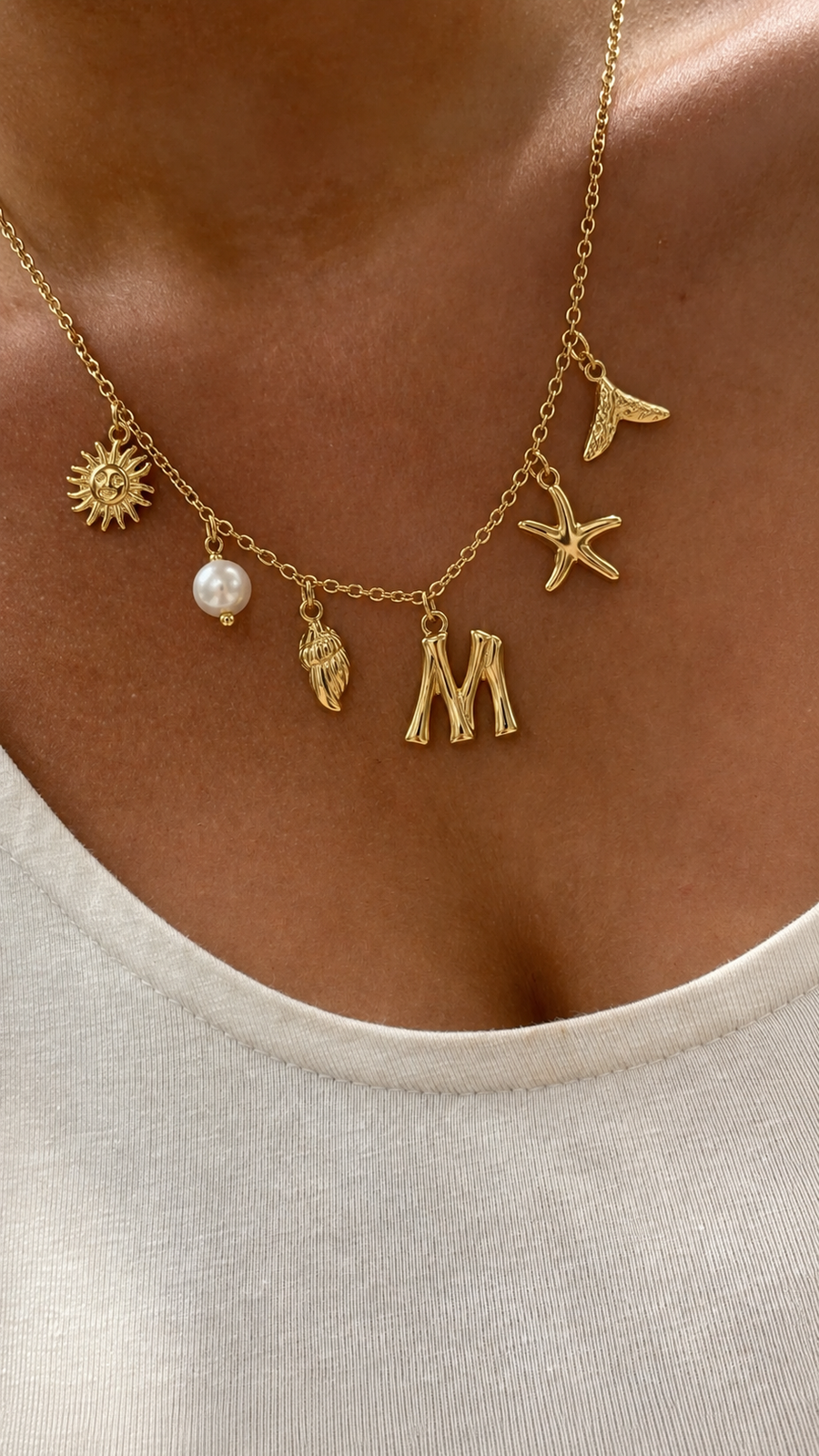 Collar dorado del mar con letra inicial M, estrella de mar, concha, perla y colgantes delicados.