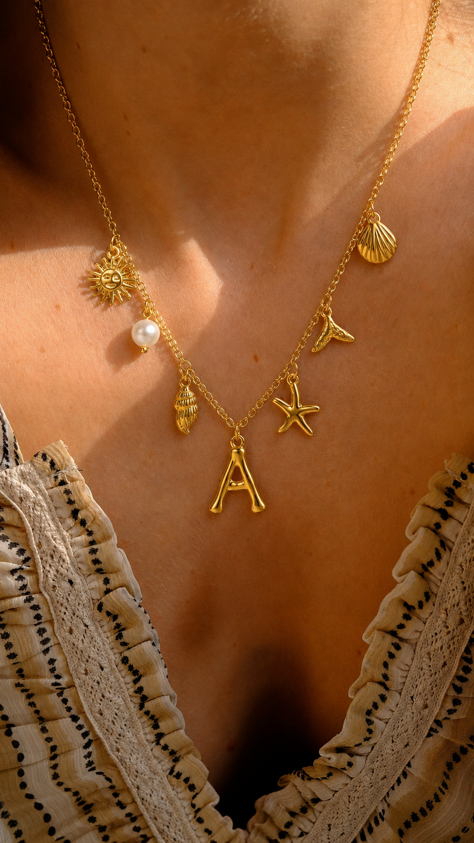 Collar dorado del mar con letra inicial A, estrella de mar, conchas, perla y colgante de sol.