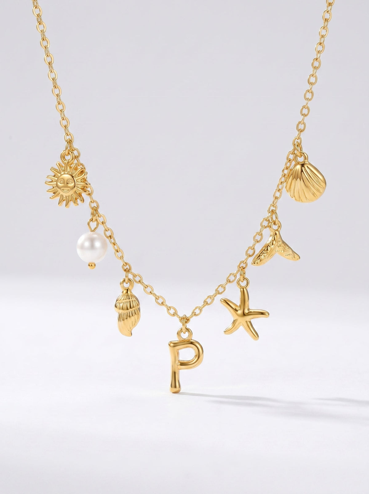 Collar dorado del mar con letra inicial P, estrella de mar, conchas, perla y colgante de sol.