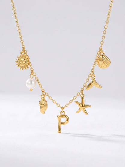 Collar dorado del mar con letra inicial P, estrella de mar, conchas, perla y colgante de sol.