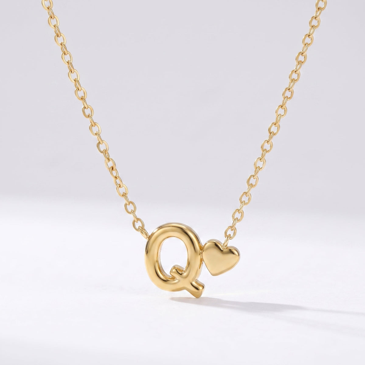 Collar letra Q dorado con corazón, collar personalizado femenino en acero inoxidable resistente al agua.