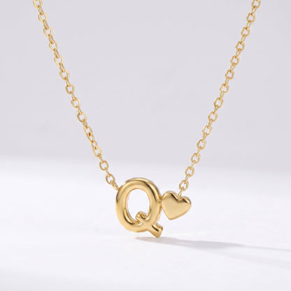 Collar letra Q dorado con corazón, collar personalizado femenino en acero inoxidable resistente al agua.