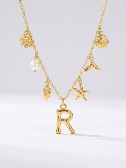 Collar dorado del mar con letra inicial R, estrella de mar, conchas, perla y colgante de sol.