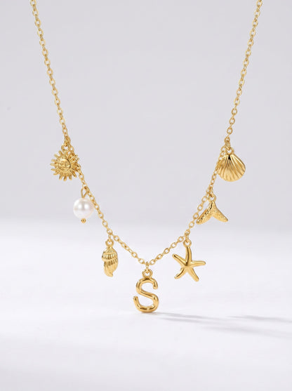 Collar dorado del mar con letra inicial S, estrella de mar, conchas, perla y colgante de sol.