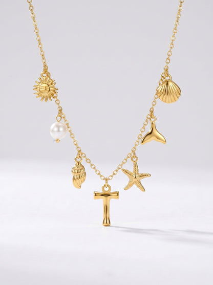 Collar dorado del mar con letra inicial T, estrella de mar, conchas, perla y colgante de sol.