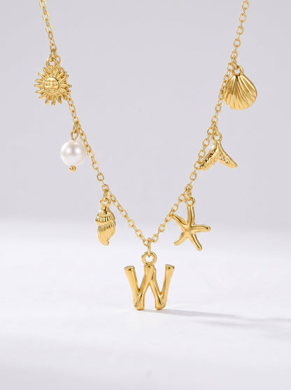 Collar dorado del mar con letra inicial W, estrella de mar, conchas, perla y colgante de sol.