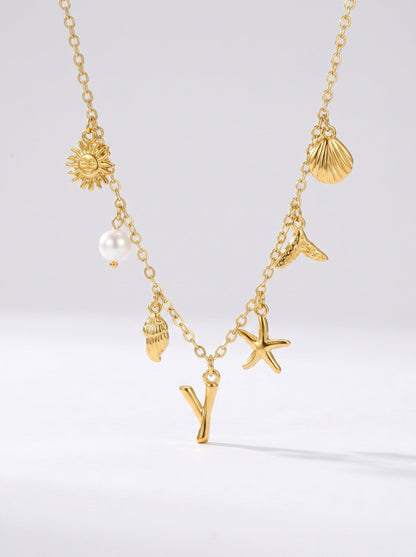 Collar dorado del mar con letra inicial Y, estrella de mar, conchas, perla y colgante de sol.