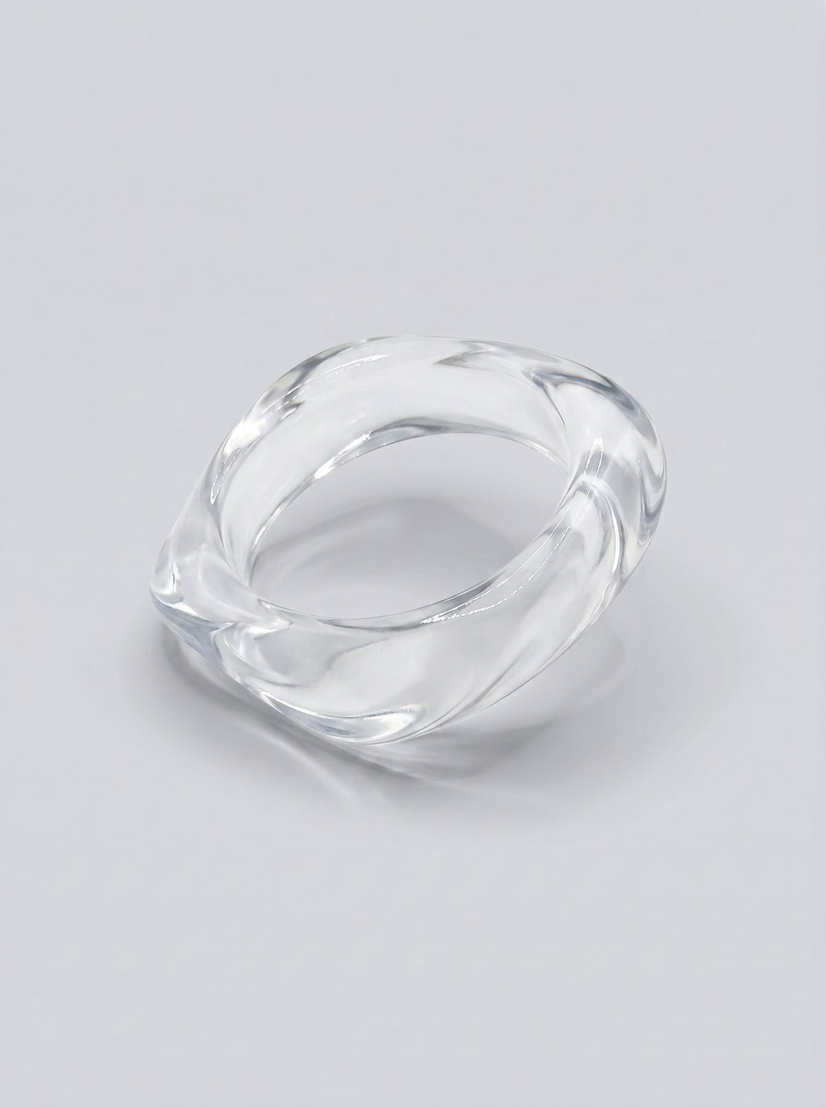Pulsera Cristal en resina marmoleada transparente con reflejos cristalinos, con diseño orgánico geométrico y acabado brillante, ideal para un look elegante y contemporáneo.