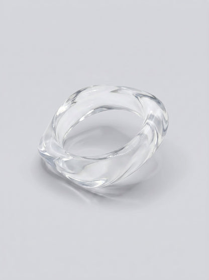 Pulsera Cristal en resina marmoleada transparente con reflejos cristalinos, con diseño orgánico geométrico y acabado brillante, ideal para un look elegante y contemporáneo.