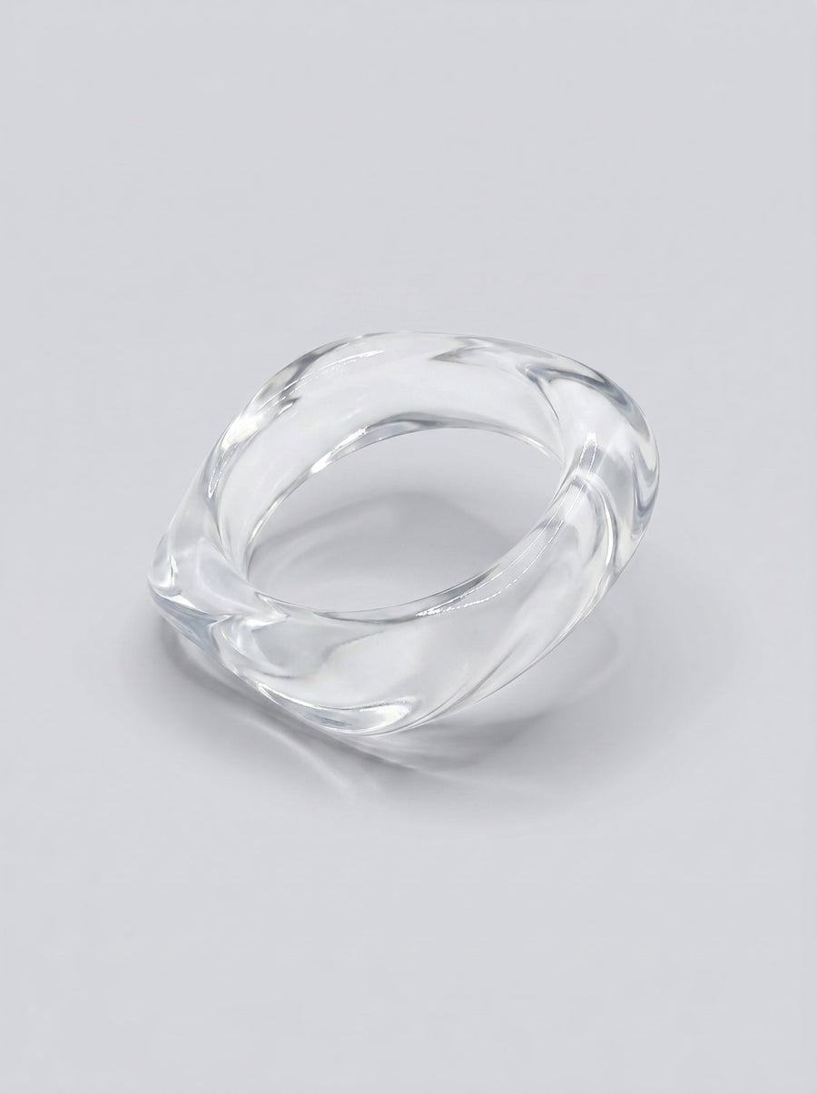 Pulsera Cristal en resina marmoleada transparente con reflejos cristalinos, con diseño orgánico geométrico y acabado brillante, ideal para un look elegante y contemporáneo.