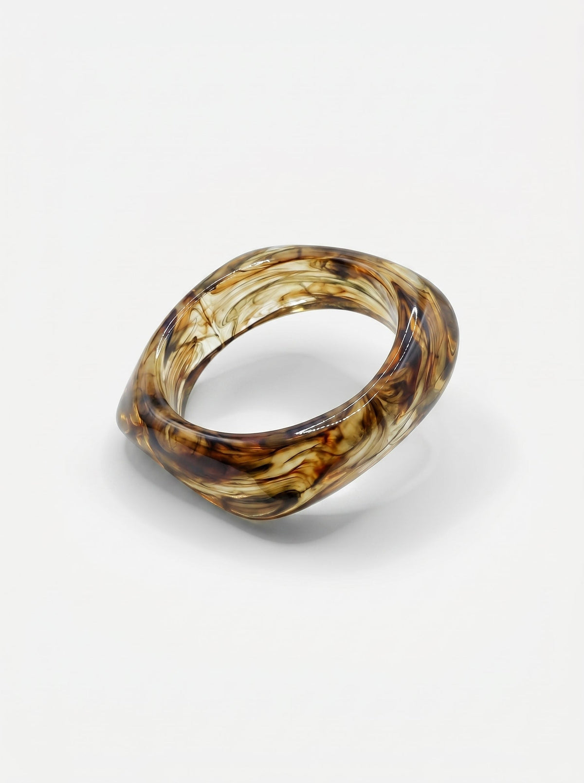 Pulsera de resina marrón marmoleada, con forma rectangular y acabado brillante.
