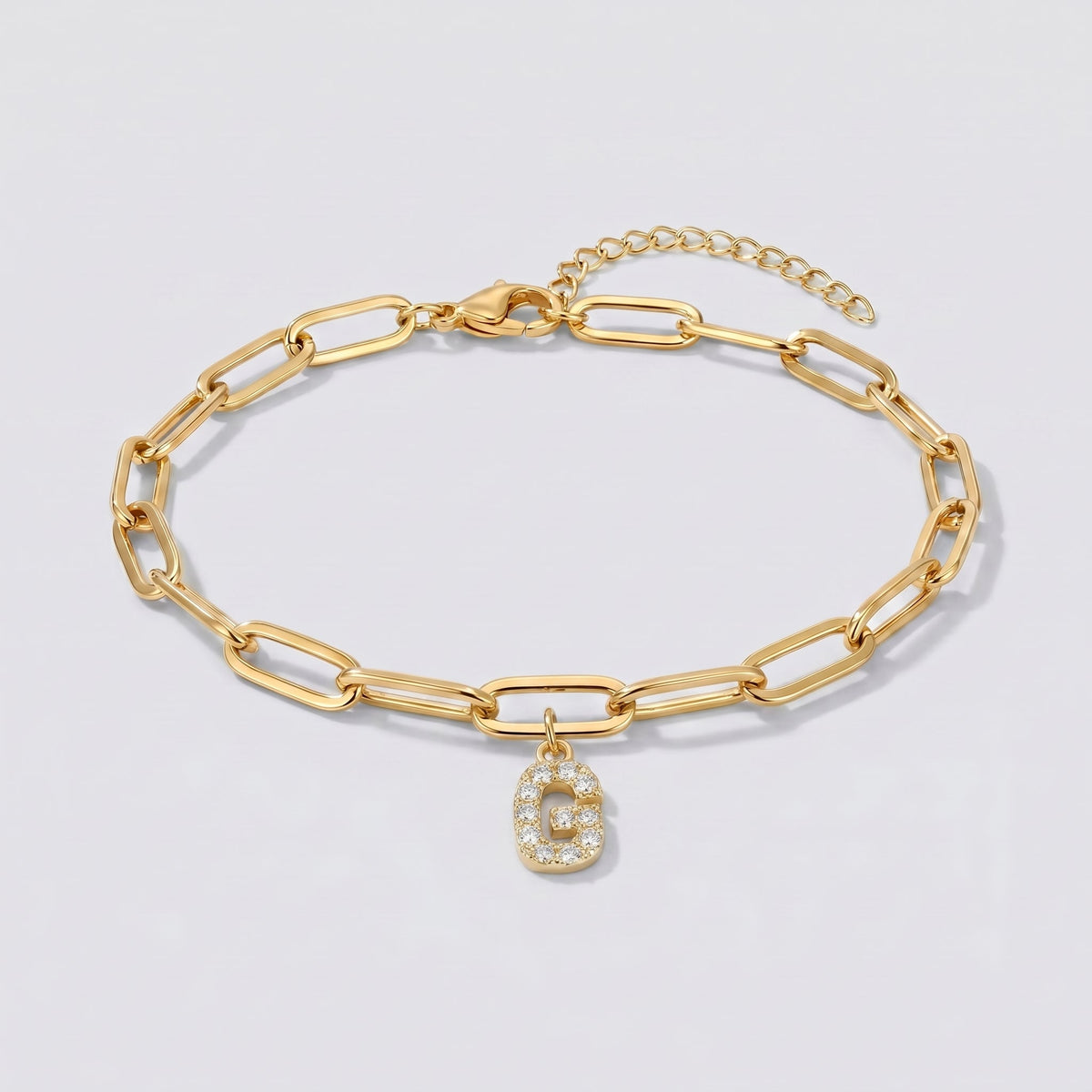 Pulsera dorada con letra inicial G, cadena paperclip y colgante de letra engastado.