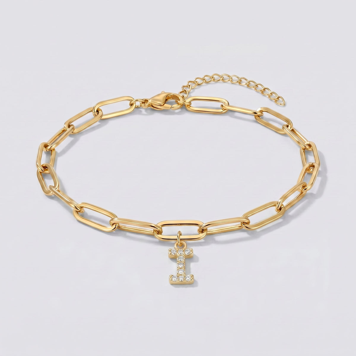 Pulsera dorada con letra inicial I, cadena paperclip y colgante de letra engastado.