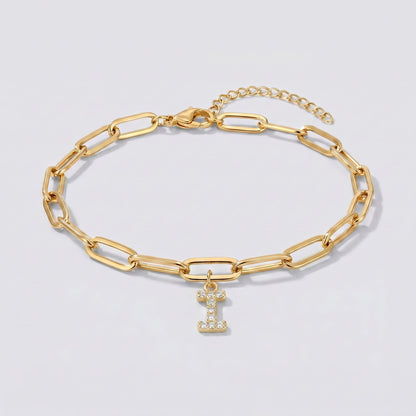 Pulsera dorada con letra inicial I, cadena paperclip y colgante de letra engastado.