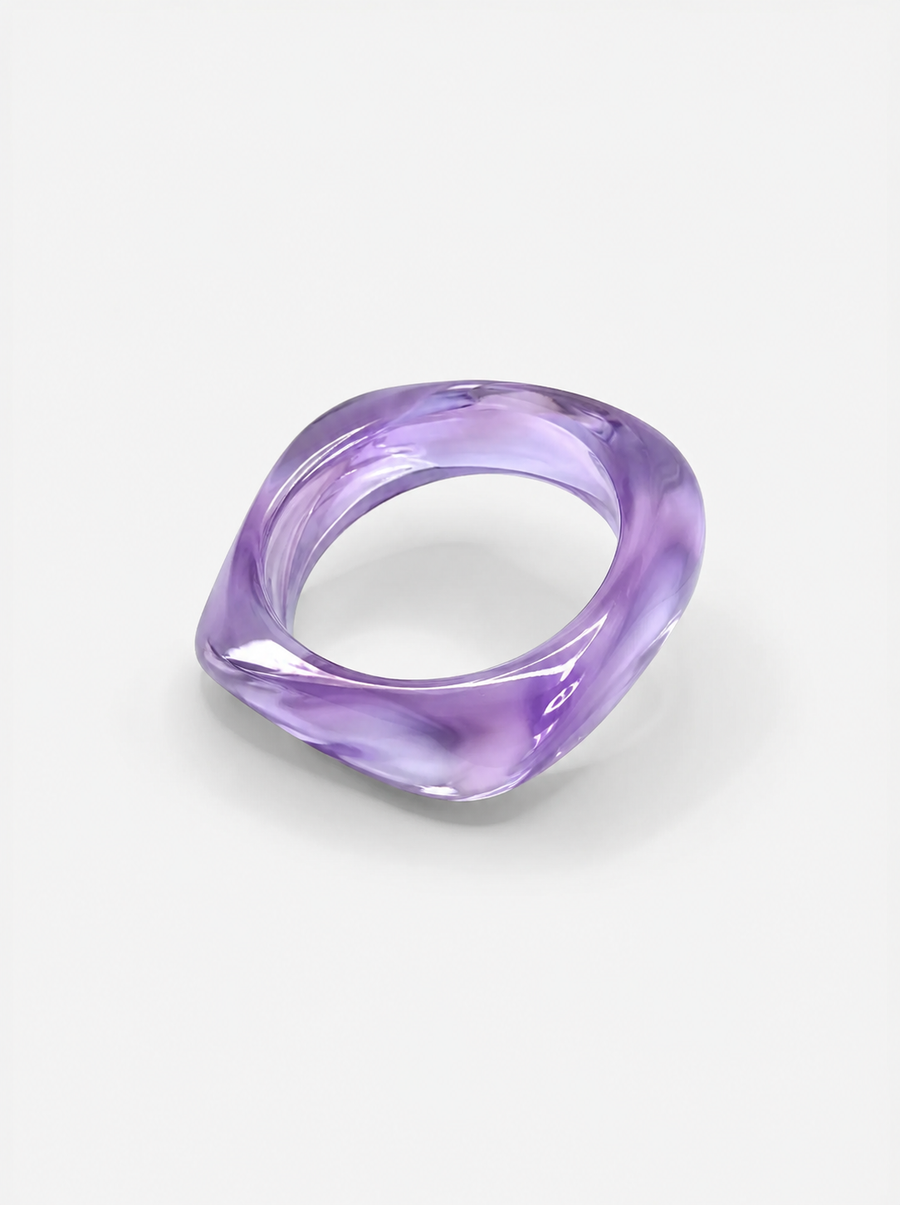 Pulsera Lavanda en resina marmoleada en tonos lavanda y lila, con diseño orgánico geométrico y acabado brillante, ideal para un look elegante y contemporáneo.