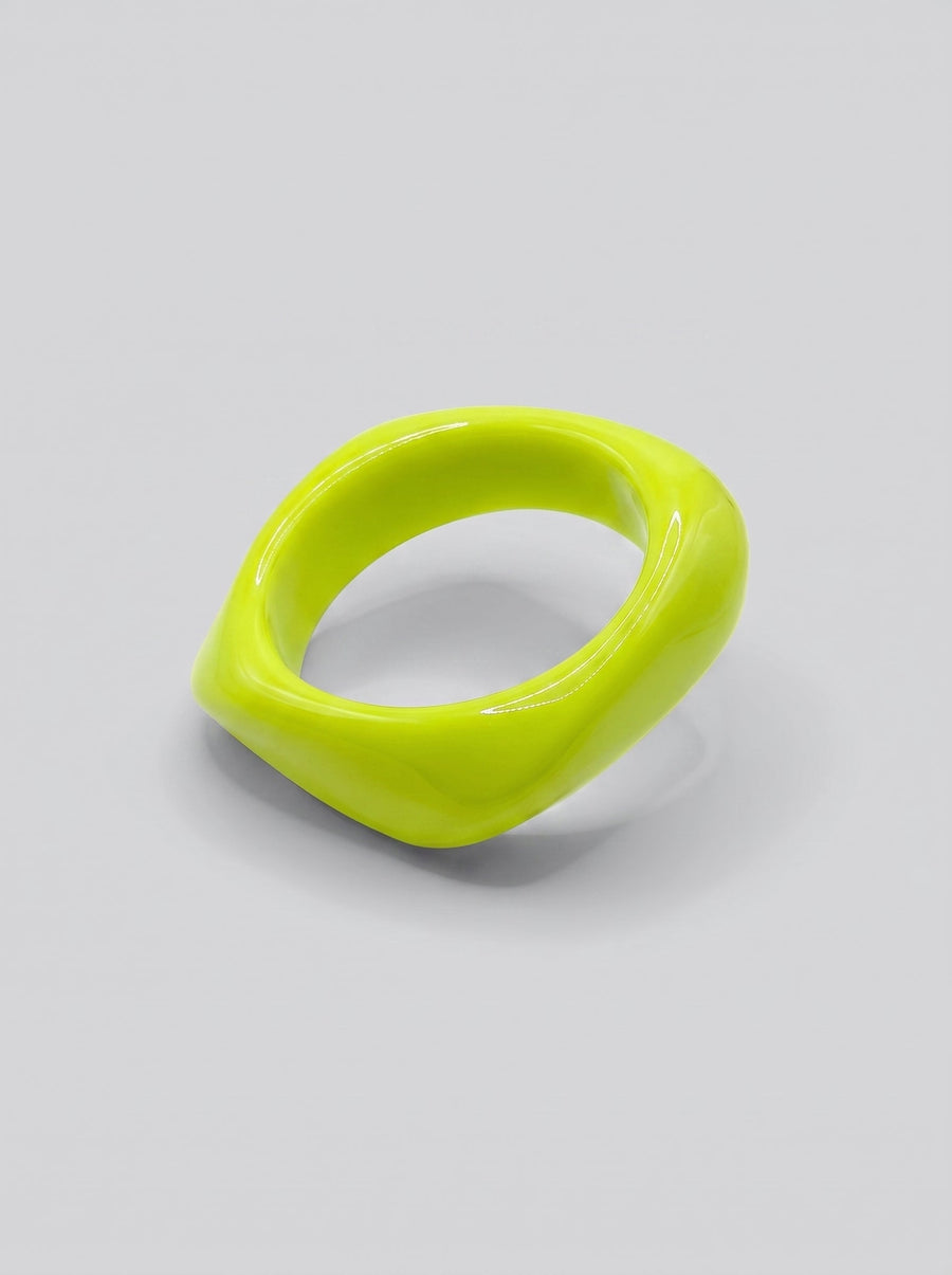 Pulsera Lima en resina marmoleada en tonos lima y verde cítrico, con diseño orgánico geométrico y acabado brillante, ideal para un look elegante y contemporáneo.
