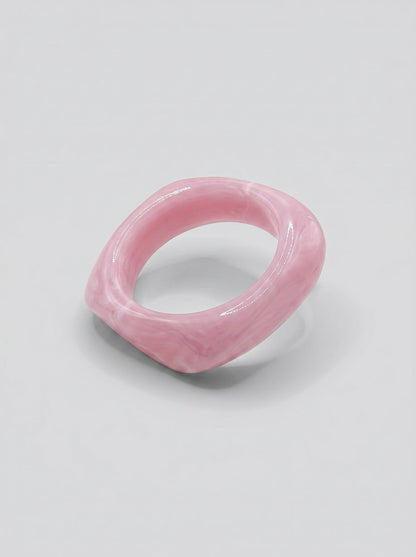 Pulsera Cuarzo Rosa de resina marmolada en tonos cuarzo rosa y blush, con diseño orgánico geométrico y acabado brillante, ideal para un look elegante y contemporáneo.
