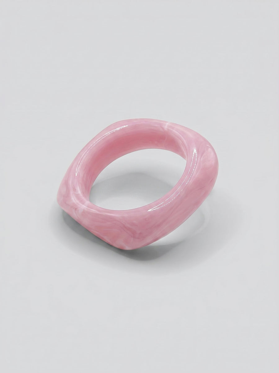 Pulsera Cuarzo Rosa de resina marmolada en tonos cuarzo rosa y blush, con diseño orgánico geométrico y acabado brillante, ideal para un look elegante y contemporáneo.
