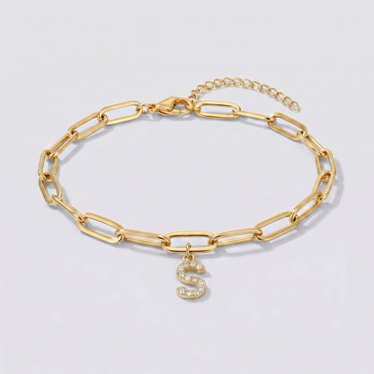 Pulsera dorada con letra inicial S, cadena paperclip y colgante de letra engastado.