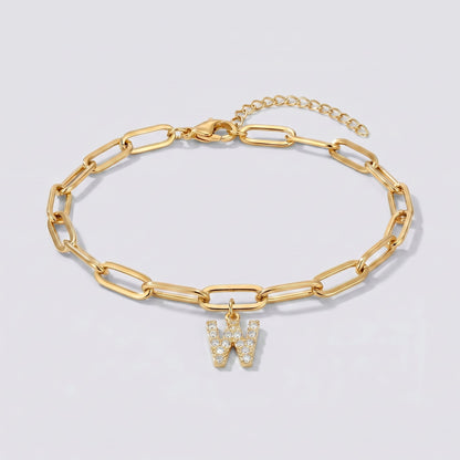 Pulsera dorada con letra inicial W, cadena paperclip y colgante de letra engastado.