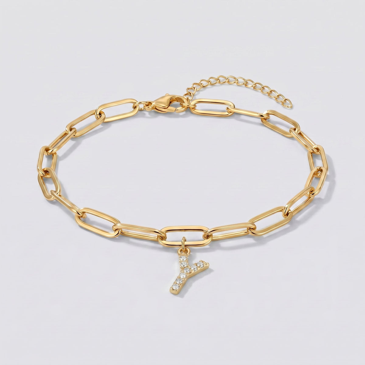 Pulsera dorada con letra inicial Y, cadena paperclip y colgante de letra engastado.